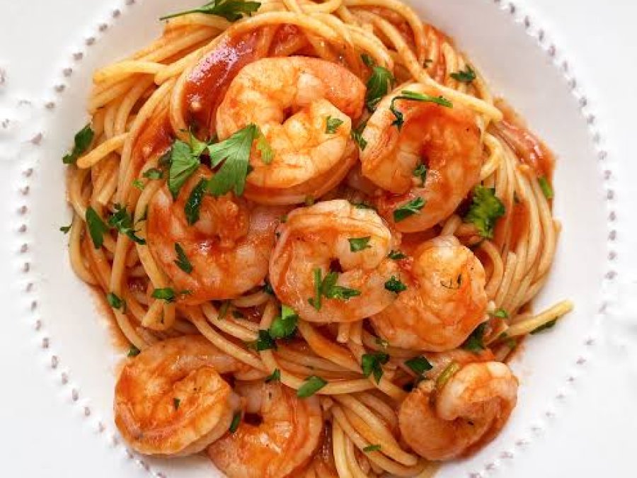 PASTA SALSA DE TOMATE Y CAMARONES