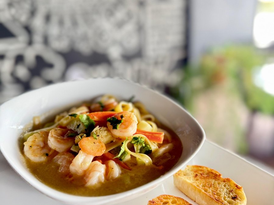 PASTA SALSA PRIMAVERA CON CAMARONES